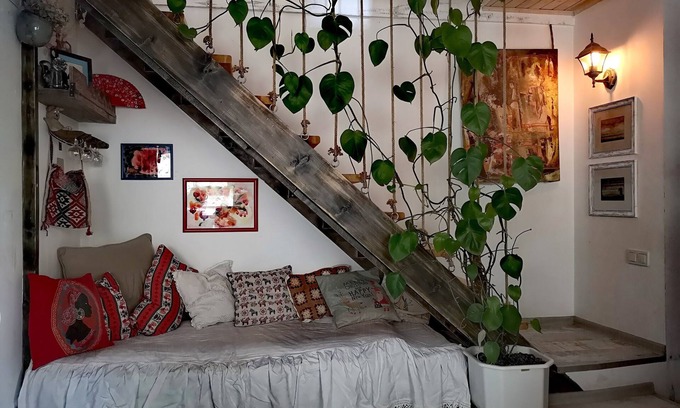 Tbilisi Casa | Helen and David's apartment, Bird's nest"