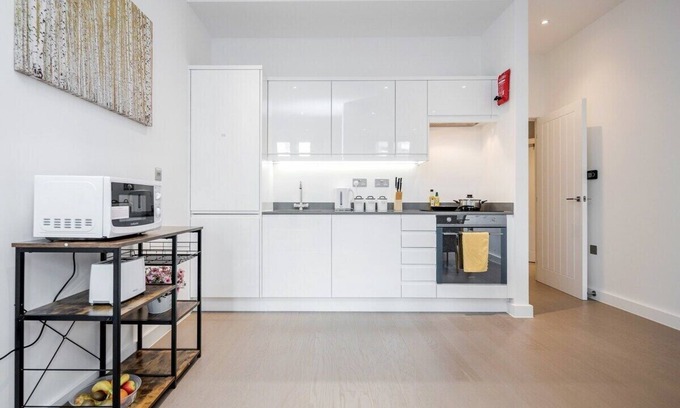 St Albans Apartamento | Beautiful large one bed apartment. Sleeps one to six guests! Free WiFi &Movies