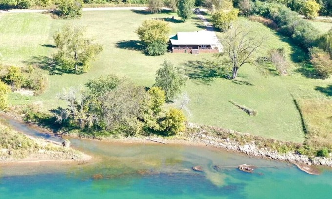 Guion Casa | Hell Creek Cabin on the White River