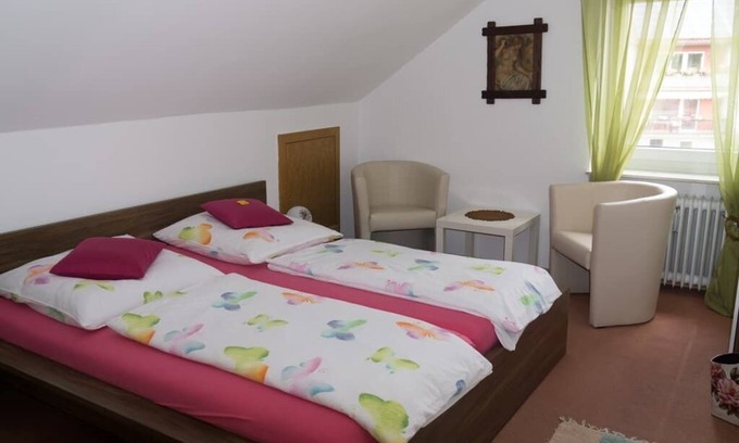 Waldmuenchen Apartamento | Apartamento luminoso (100m2) con jardín y sauna en la casa.