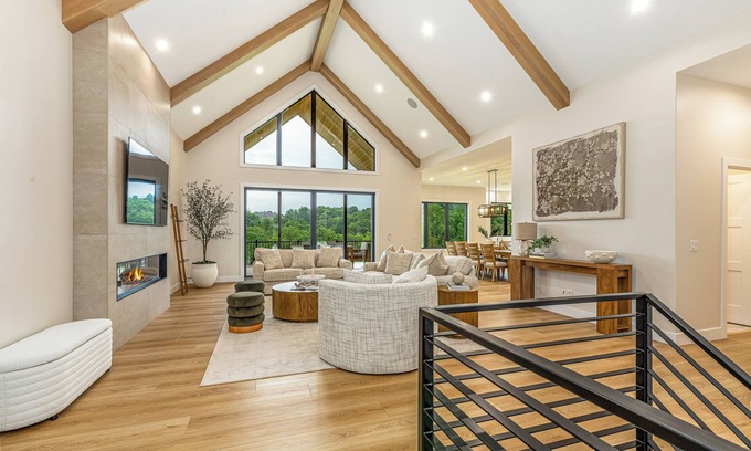 The Galena Territory Casa | HELLO Autumn! Luxury Home on The General - Golf Simulator, Hot Tub, VIEWS!