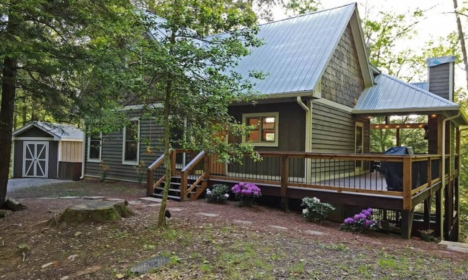 Cashes Valley Cabina | Hemlock Hideout - Game room, hot tub, creek access