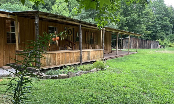 Elgin Cabina | Hemlock Hollow--Secluded wilderness cabin bordering Park