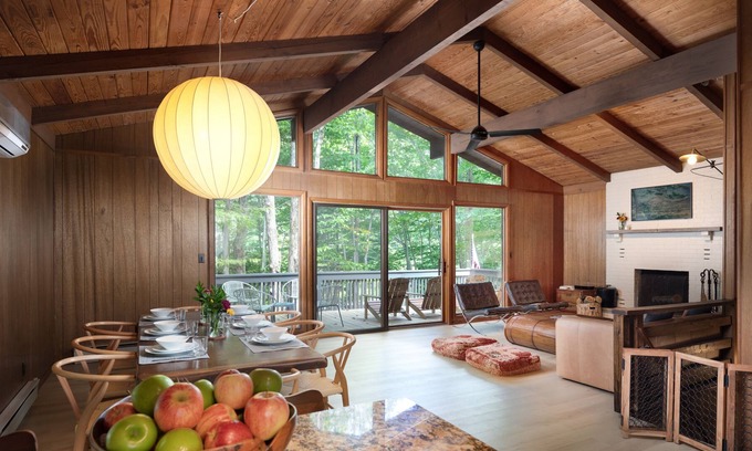 Pocono Pines Chalet De Esquí | Hemlock House Lake Naomi Mid Century Raised Chalet