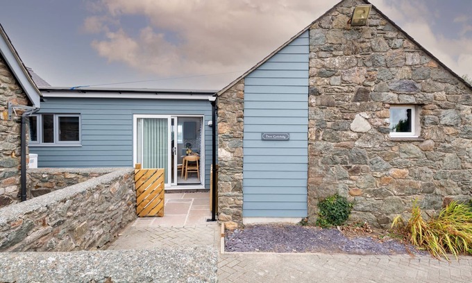 Ty Croes Cabaña | Hen Golchdy: Two bedroom cottage in Aberffraw