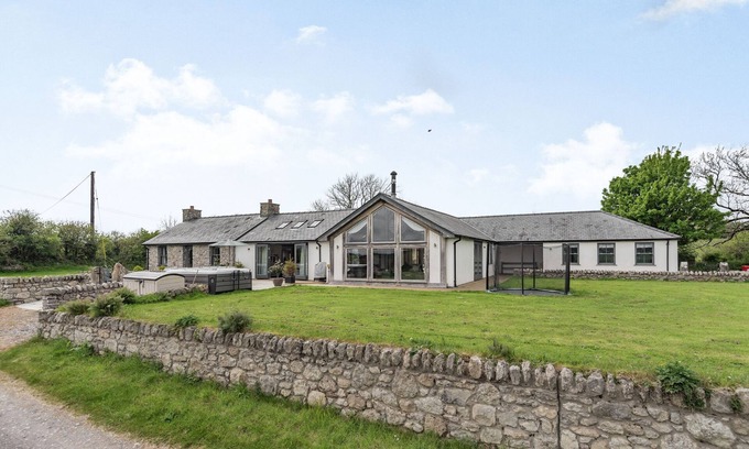 Llangefni Cabaña | HEN HAFOD, pet friendly, character holiday cottage in Llangefni