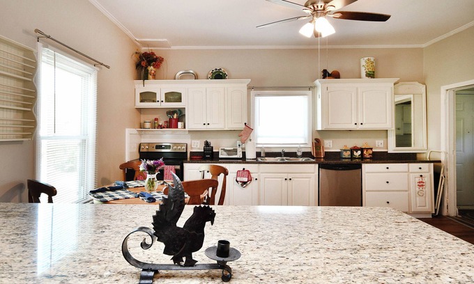 Dunean Casa | ✨Hen House 🏠 Minutes From Main St. Fenced in Yard!