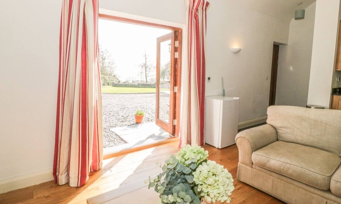 Penmon Cabaña | Gallina Stabl, LLANGOED