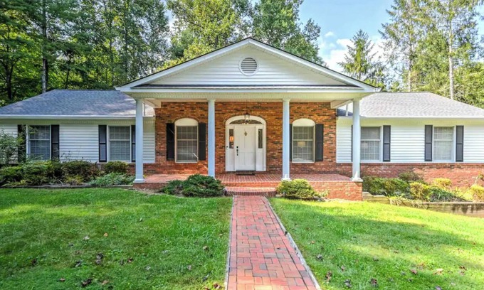 Hendersonville Casa | 🍁Hendersonville Hideaway 3 beds/3baths Sleeps 8. Fresh updates throughout. 🍁🍂