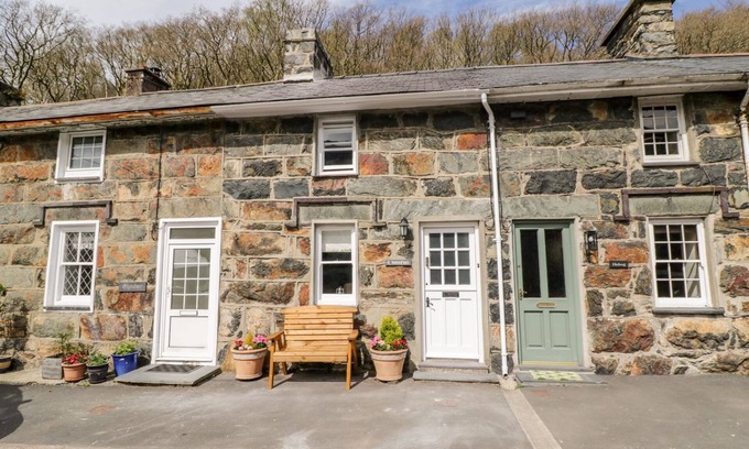 Beddgelert Casa | HENFRO, pet friendly, with open fire in Beddgelert