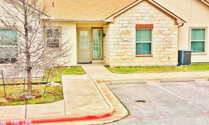 Round Rock Condominio | Henna2BD2B Condo Pool Furnished
