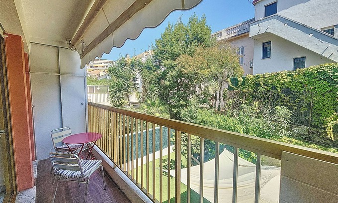 California - Pezou Apartamento | Henri Camille Real Estate- Mikaela - Studio with terrace