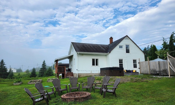River Tillard Casa | Hens & Honey Farmhouse - Relaxing Hot Tub, Free visits with Goats and Chickens.