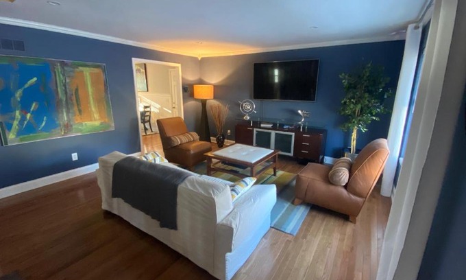 Olathe Casa | Here It Is! Cool Cape Cod-3 BR-2.5 Bath-12 Guests