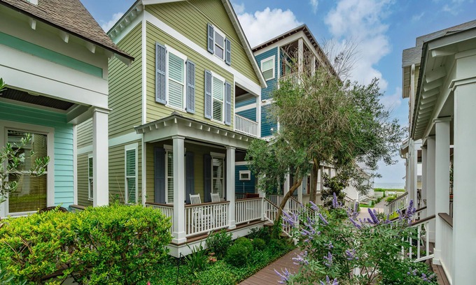 Sailhouse Casa | Heritage Haven | Cozy Interior + Fishing Pier & Community Pool!