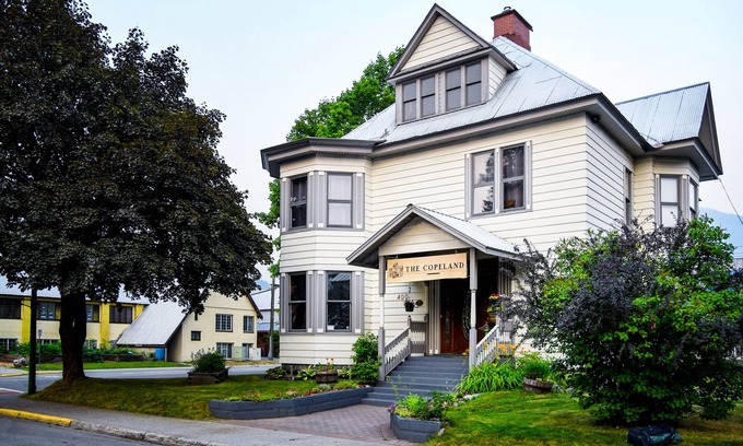 Revelstoke Casa | Heritage Location in Heart of Revelstoke