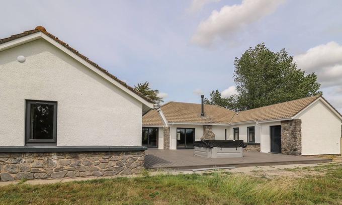 Saint Clears Cabaña | HERITAGE, pet friendly, character holiday cottage in St Clears