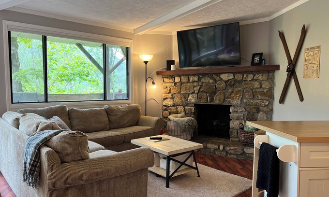 Sugar Mountain Condominio | Herman's Hideaway: Remodeled Sugar Mountain Condo, Steps to the Slopes!