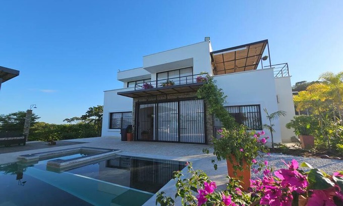Puerto Triunfo Casa | Hermosa casa familiar, piscina y jacuzzi