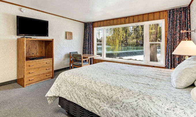 River Terrace Cabaña | "Heron Then" Retro Riverfront Cottage near Downtown