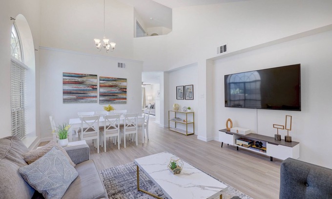 Willow Run Casa | Hestia: 5BR/3BA | Sleeps 12 Near Domain