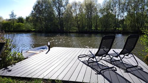 Ooltgensplaat Chalet De Esquí | Het witte chalet aan het water van monumentaal fort
