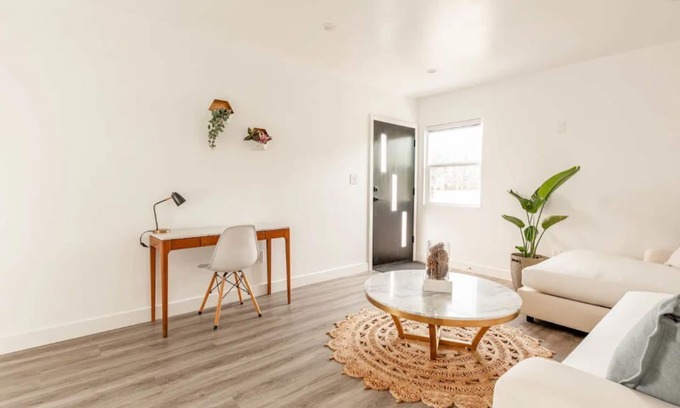 Los Angeles Casa | HexHaus, a Bright & Modern Newly Renovated Home with Free Parking