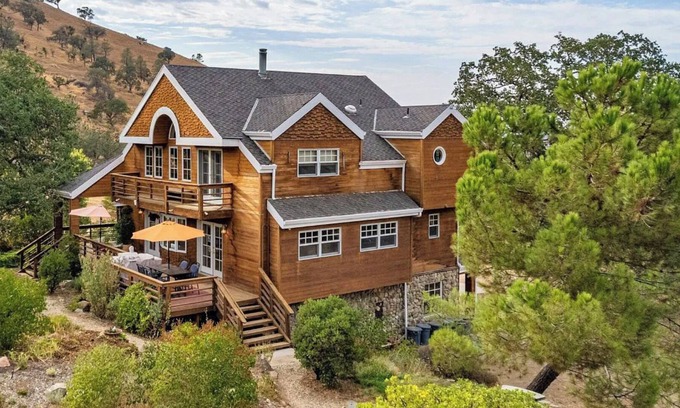 Tehachapi Cabina | HGTV Cabin|18 Acres *Hot Tub/Game Room* Sleeps 12