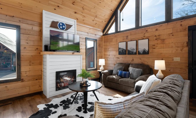 Sevierville Cabina | HGTV Pet Friendly | Hot Tub & Arcade Game Zone
