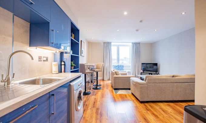 Galway City Centre Apartamento | Suites con vista al puerto (C). HEART of the city Apartamento de 3 habitaciones con vista al agua y estacionamiento.