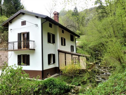 Kanal Casa | Hiša ob potoku