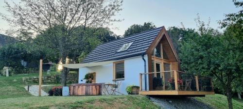 Tisina Casa | Hiška pod črešnjo