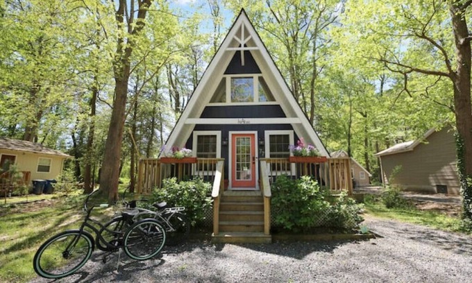 Ocean Pines Cabina | hi-A-tus A-frame in Ocean Pines with access to 5 pools and 10min to beaches!