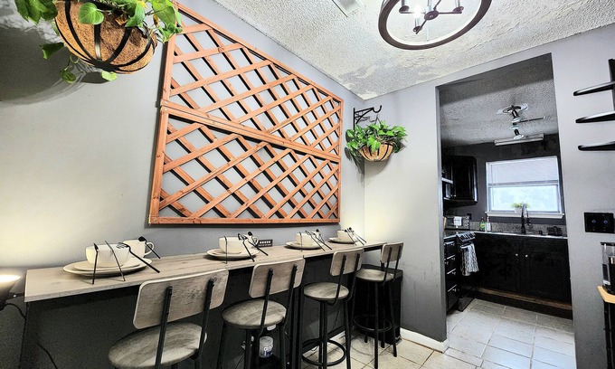 North Charleston Casa | 🦾HI-TEK MANOR 2🤖Central Location🗣️ Two 75in 4k LED TV'S🚀1GB internet🖥️
