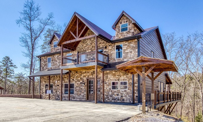 Sevierville Cabina | HIBERNATION STATION - 12 Bedrooms with a pool!
