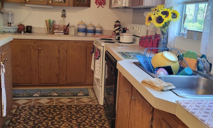 Folkston Casa | Hickey Manor, isolated and comfortable. Great for large family.