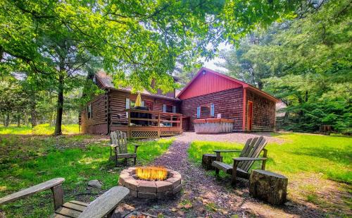 Lake Harmony Casa | Hickory Cabin by AvantStay Firepit Hot Tub Game Room Great Location