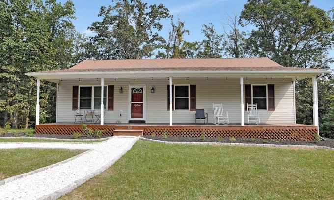 Mount Jackson Casa | Hickory House - Mountain home with Hiking, Wineries, Hot tub & more!