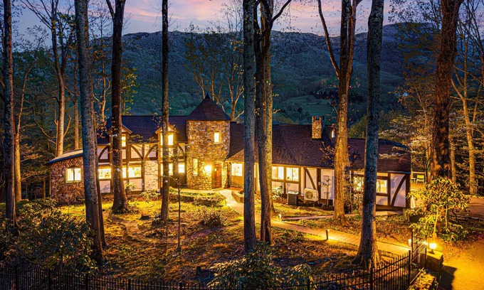 Banner Elk Otro | Hidden Castle: Secret Rooms, Sleeps 20, Hot Tub