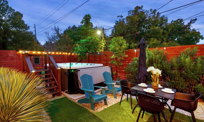 Swede Hill Casa | Hidden Downtown Gem- SwimSpa&FreeParking& Rooftop DT View; Walk2 Moody&UT&6th St