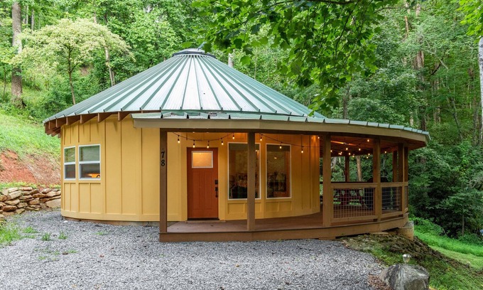 Cherokee Cabina | Hidden Falls, Romantic Couples Escape in Western NC Mountains
