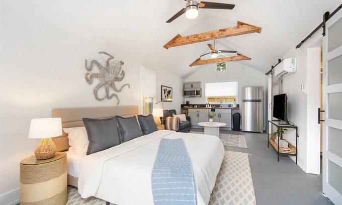 River District Apartamento | Hidden Gem for Couples, Friends, or Solo King Bed, Parking & Beach Gear
