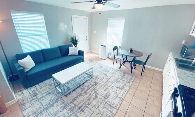 North Houston Apartamento | Cozy apartment in lovely Houston with AC, WiFi, Free Parking 15 min to DT/IAH