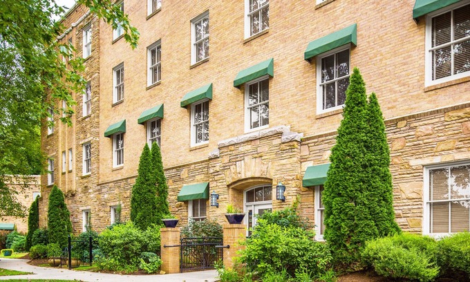 Asheville Condominio | Hidden Gem: Historic Luxury Stay in Biltmore Village.