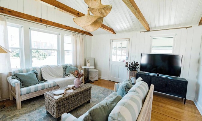 Kure Beach Casa | Hidden gem in Kure|2min walk to Beach|Hot Tub