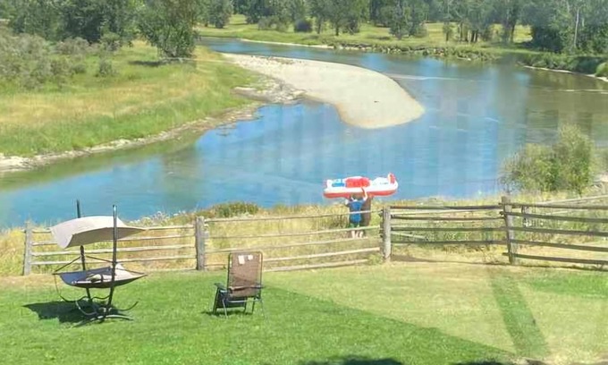 Ashton Creek Cabina | Hidden Gem Oasis A peaceful, beautiful spot on the Shuswap River, pet-friendly,