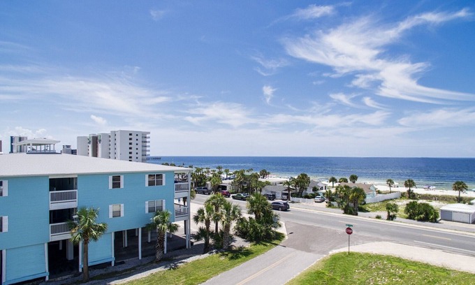 Bahama Beach Condominio | Hidden Gem of the sea! 2 bedroom 1 bath Across the street from the beach!