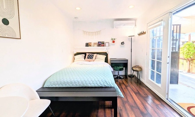 Monrovia Apartamento | Hidden Gem/Tiny Home w Large 1ba on Rt 66 near City of Hope and Everything