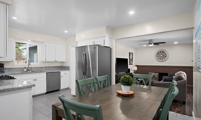 Fresno Casa | Hidden Gem Upgraded 4/2 in NW Fresno w RV Parking