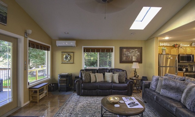 Crescent City Casa | Hidden gem vacation home on Smith River! 15min from Ocean & Redwoods State Park!
